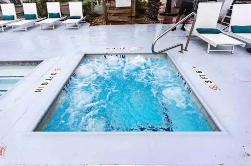 The Cozy Clouds Resort At Nrg Houston Exterior photo